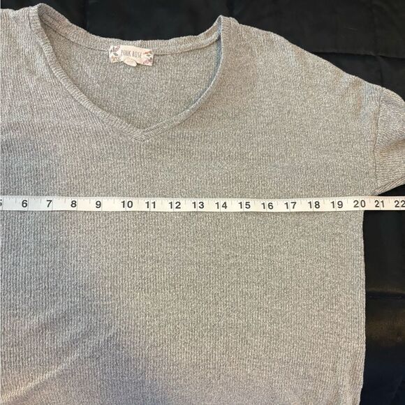 Pink Rose Gray Ribbed Long Sleeve V-Neck Top Size Small - Picture 5 of 6